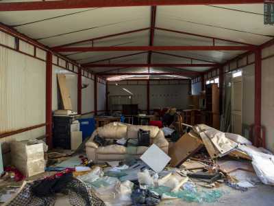 Ci affacciamo all�interno grazie a una porta aperta e vi scorgiamo uno scenario di abbandono: oggetti ammassati l�uno sull�altro, reti, sacchi di plastica, un grande divano bianco al centro